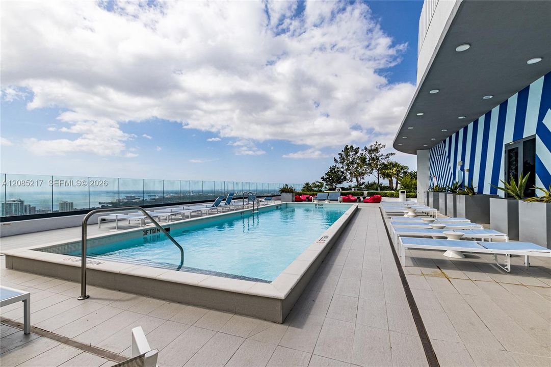 For Sale: $609,999 (1 beds, 2 baths, 792 Square Feet)