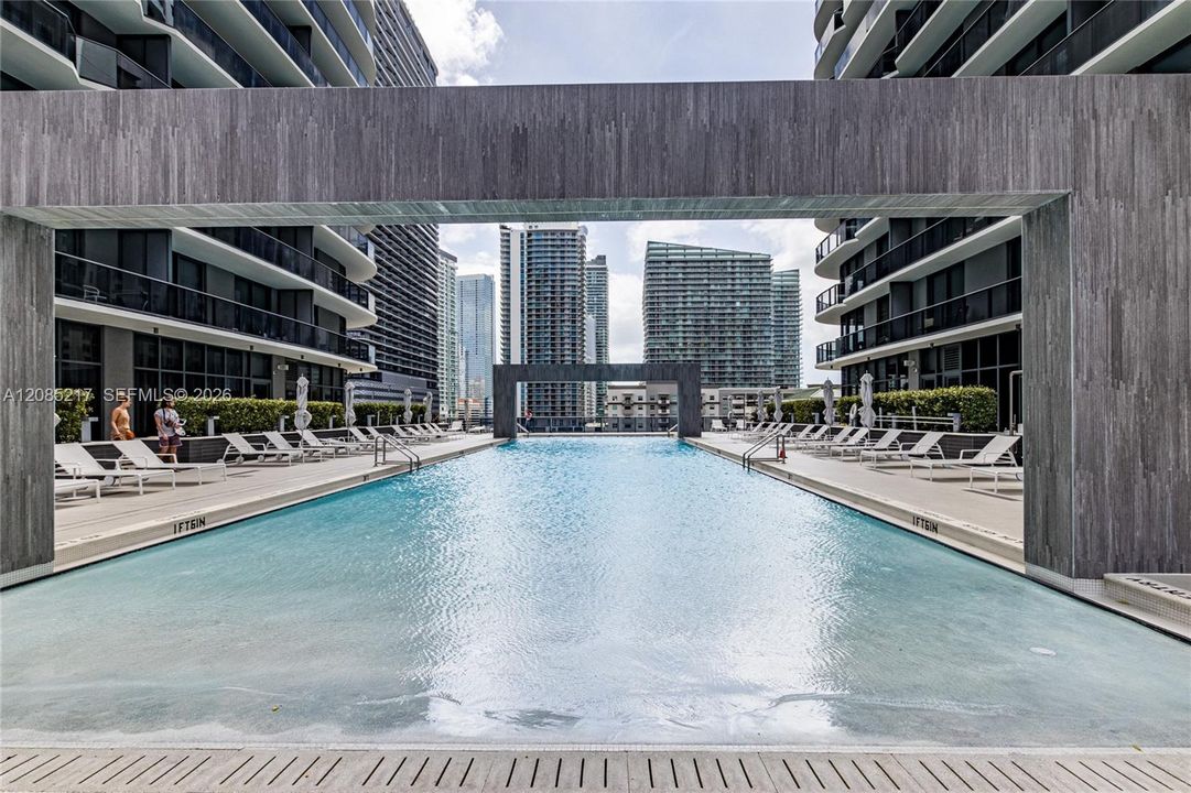For Sale: $609,999 (1 beds, 2 baths, 792 Square Feet)