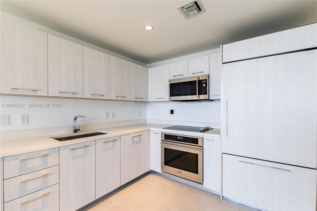 For Sale: $609,999 (1 beds, 2 baths, 792 Square Feet)