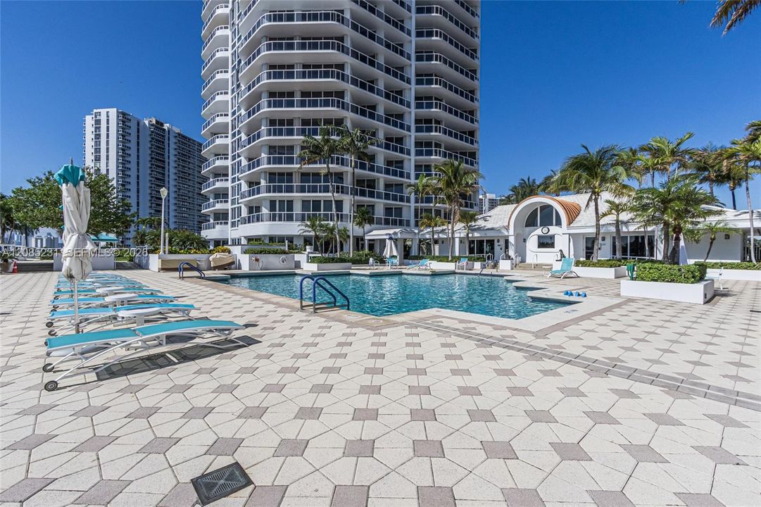 For Rent: $10,750 (4 beds, 2 baths, 2800 Square Feet)