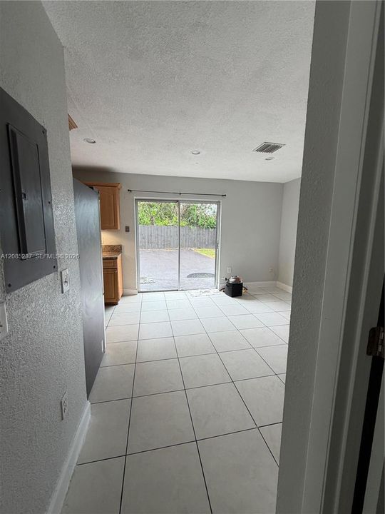 For Rent: $3,350 (3 beds, 2 baths, 1367 Square Feet)