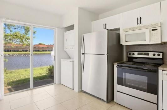 For Sale: $199,000 (2 beds, 2 baths, 883 Square Feet)