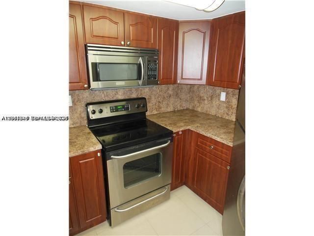 For Sale: $229,000 (2 beds, 1 baths, 828 Square Feet)