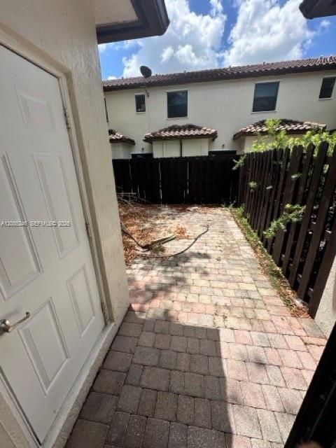 For Rent: $2,300 (3 beds, 2 baths, 1402 Square Feet)