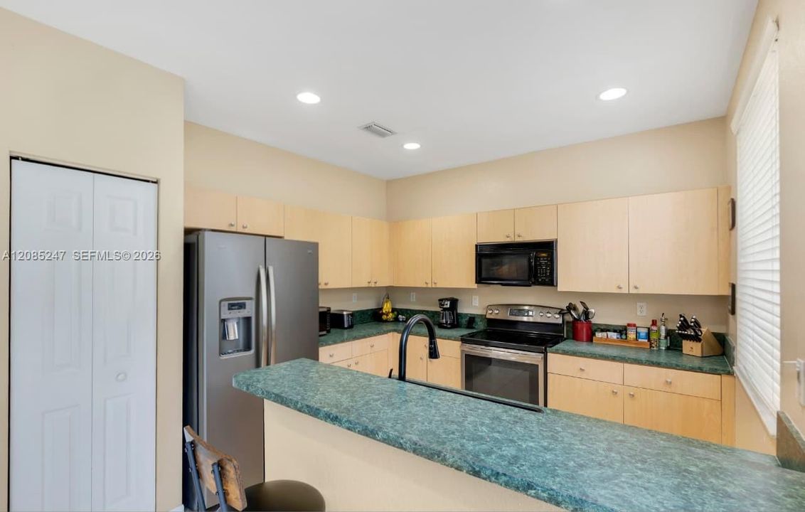 For Sale: $399,900 (3 beds, 2 baths, 1693 Square Feet)