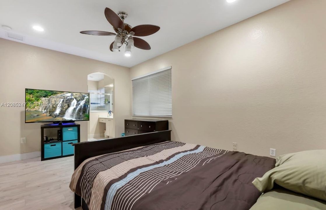 For Sale: $399,900 (3 beds, 2 baths, 1693 Square Feet)