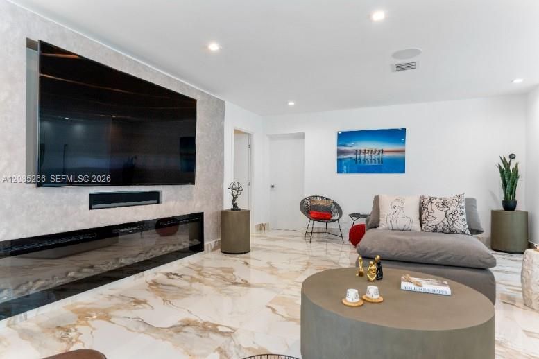 For Rent: $12,000 (6 beds, 4 baths, 2899 Square Feet)