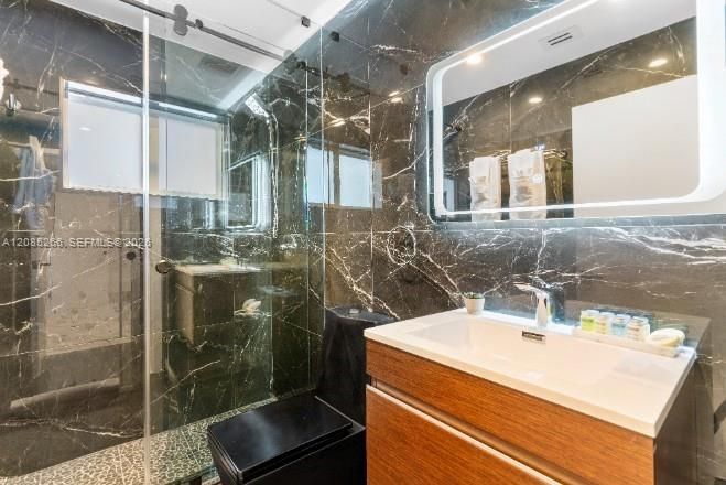 For Rent: $12,000 (6 beds, 4 baths, 2899 Square Feet)