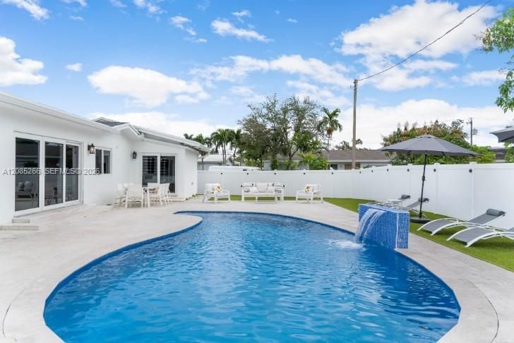 For Rent: $12,000 (6 beds, 4 baths, 2899 Square Feet)