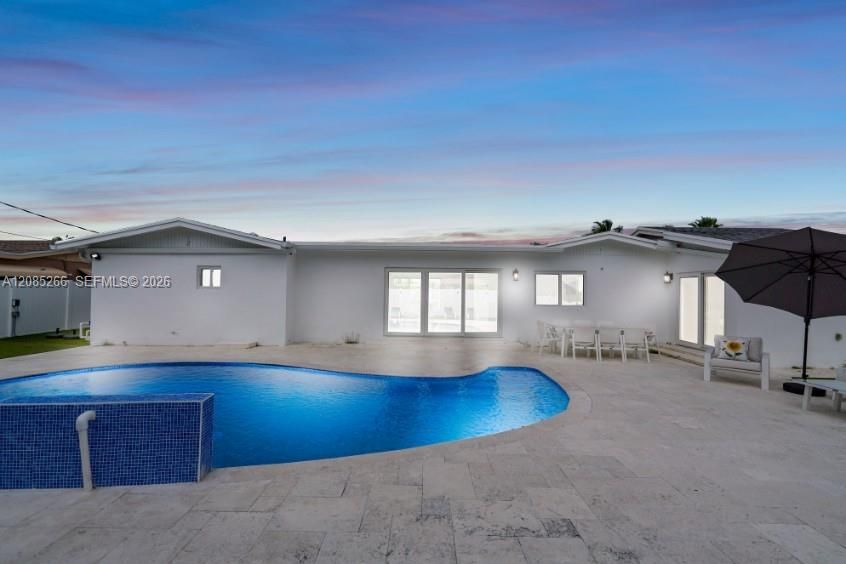 For Rent: $12,000 (6 beds, 4 baths, 2899 Square Feet)
