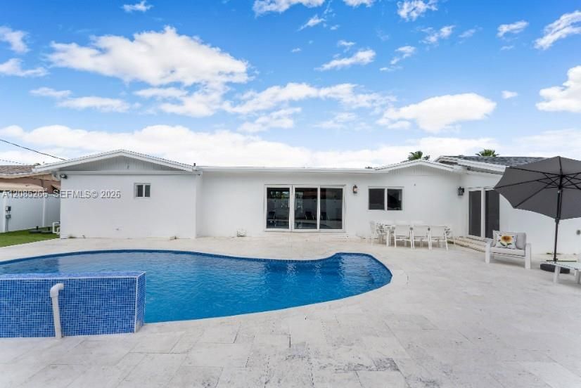 For Rent: $12,000 (6 beds, 4 baths, 2899 Square Feet)