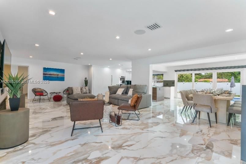 For Rent: $12,000 (6 beds, 4 baths, 2899 Square Feet)