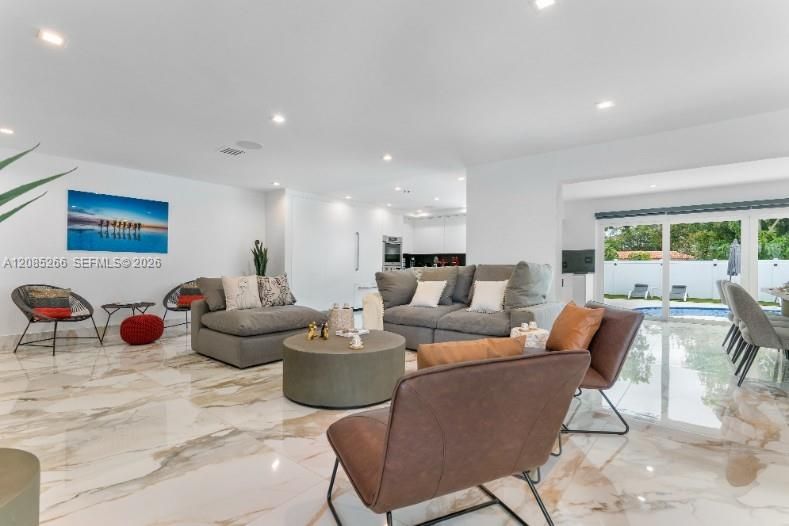For Rent: $12,000 (6 beds, 4 baths, 2899 Square Feet)