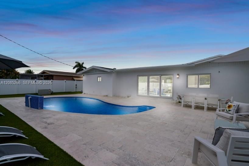 For Rent: $12,000 (6 beds, 4 baths, 2899 Square Feet)