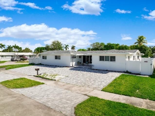 For Rent: $12,000 (6 beds, 4 baths, 2899 Square Feet)