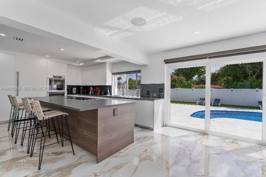 For Rent: $12,000 (6 beds, 4 baths, 2899 Square Feet)