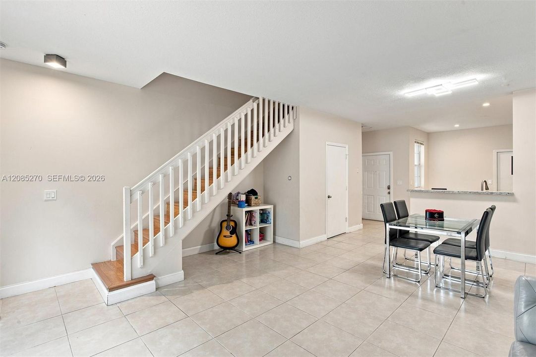 For Sale: $475,000 (2 beds, 2 baths, 1131 Square Feet)