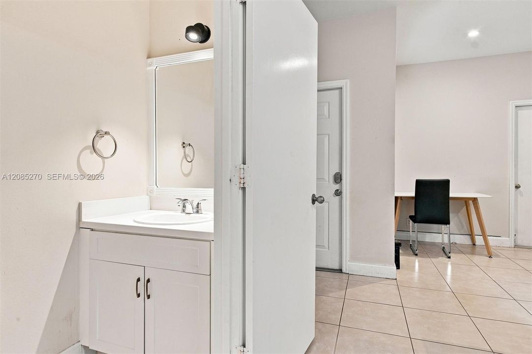 For Sale: $475,000 (2 beds, 2 baths, 1131 Square Feet)