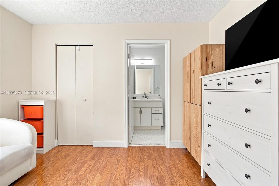 For Sale: $475,000 (2 beds, 2 baths, 1131 Square Feet)
