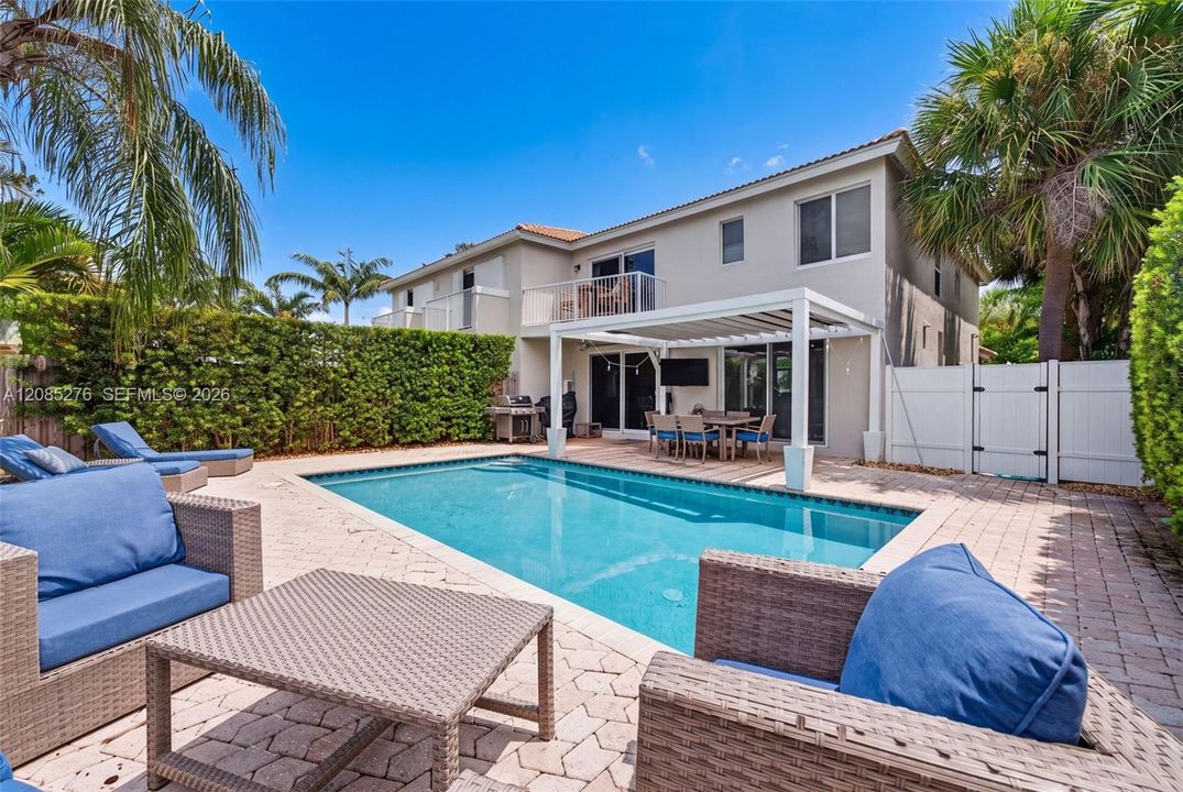 For Rent: $8,000 (3 beds, 2 baths, 2070 Square Feet)