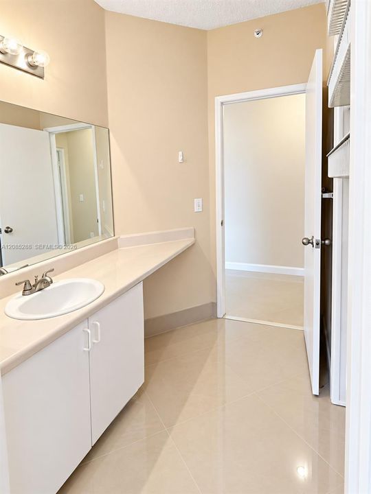 На продажу: $235,000 (2 спален, 2 ванн, 1183 Квадратных фут)