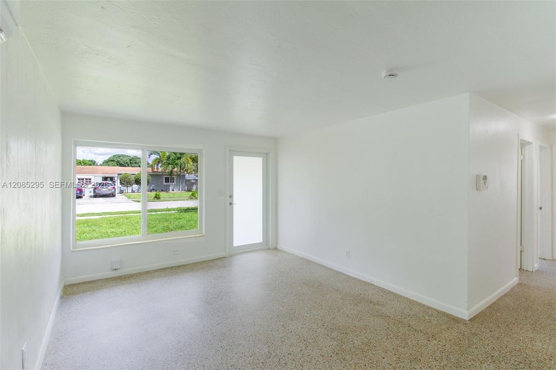 For Rent: $2,500 (3 beds, 1 baths, 875 Square Feet)