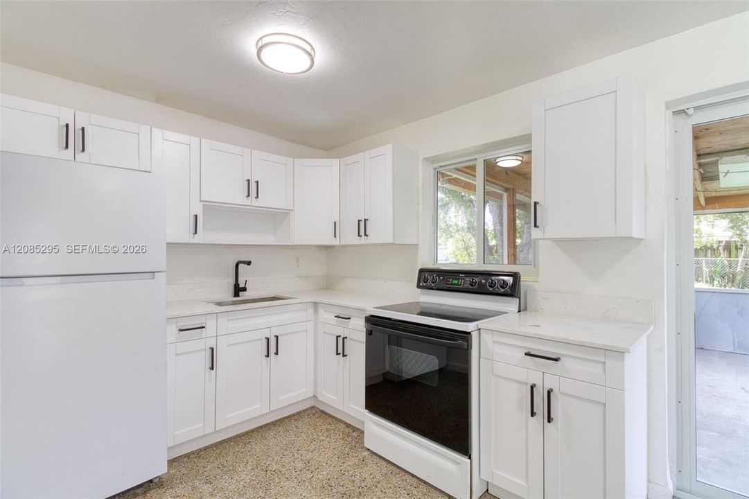 For Rent: $2,500 (3 beds, 1 baths, 875 Square Feet)