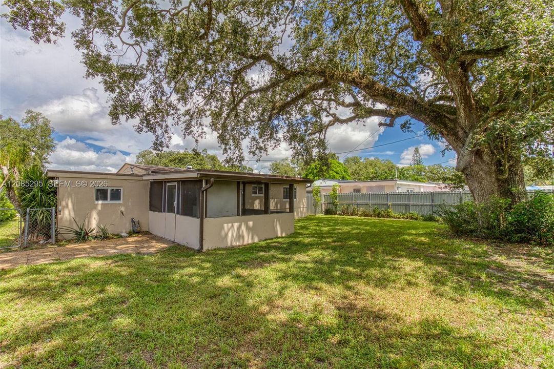 For Rent: $2,500 (3 beds, 1 baths, 875 Square Feet)