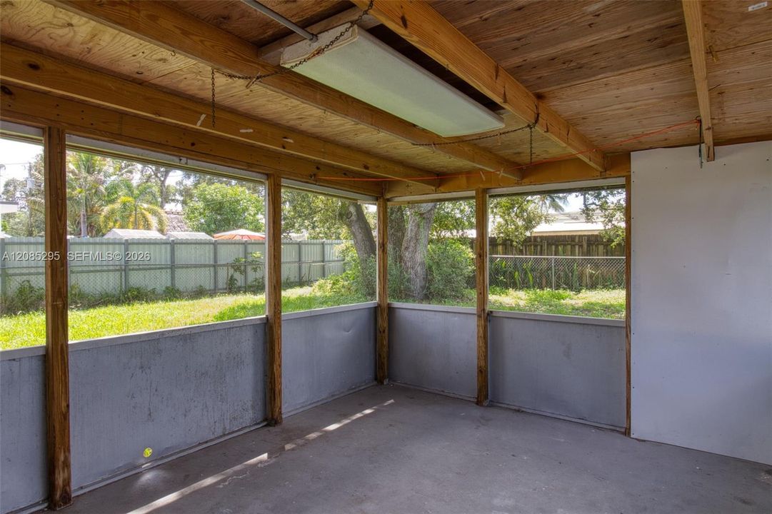 For Rent: $2,500 (3 beds, 1 baths, 875 Square Feet)