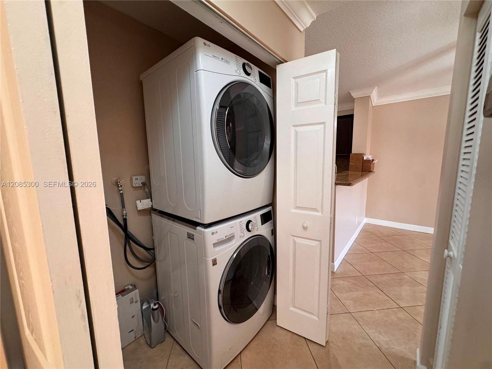В аренду: $2,300 (2 спален, 2 ванн, 927 Квадратных фут)