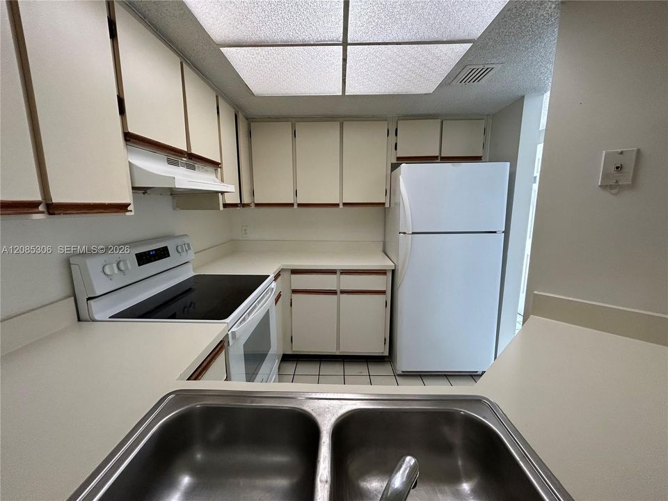 В аренду: $1,825 (2 спален, 2 ванн, 1032 Квадратных фут)