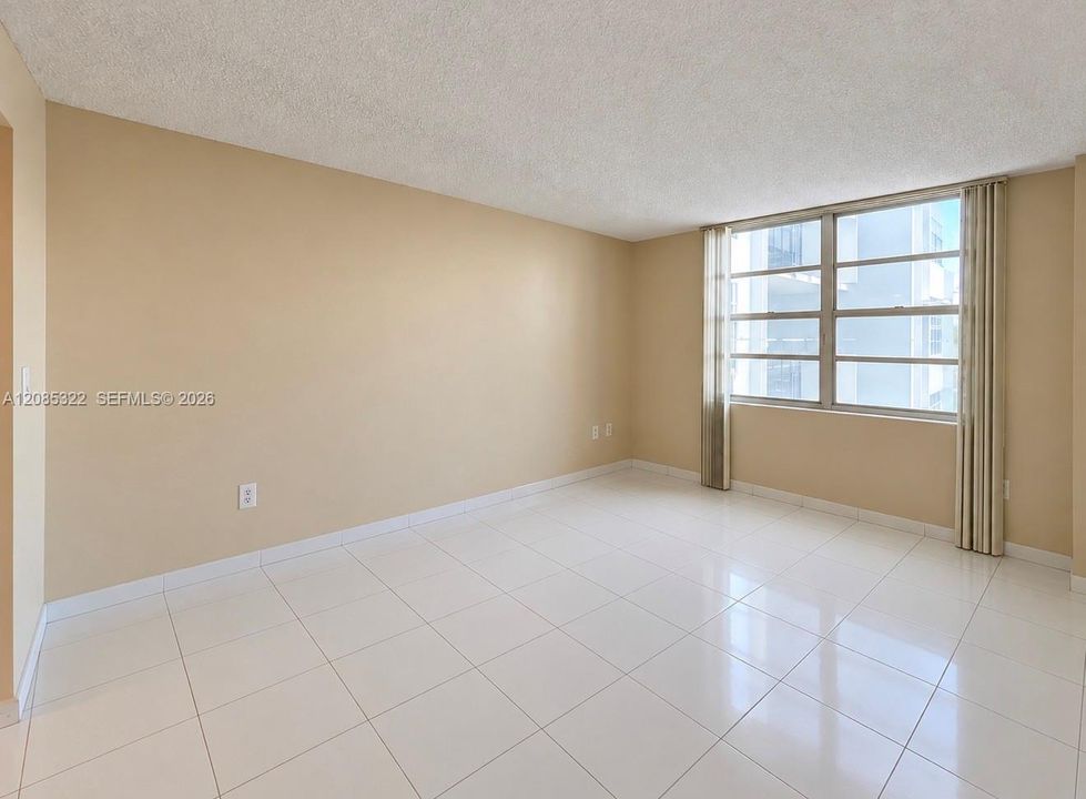 For Sale: $169,000 (1 beds, 1 baths, 766 Square Feet)