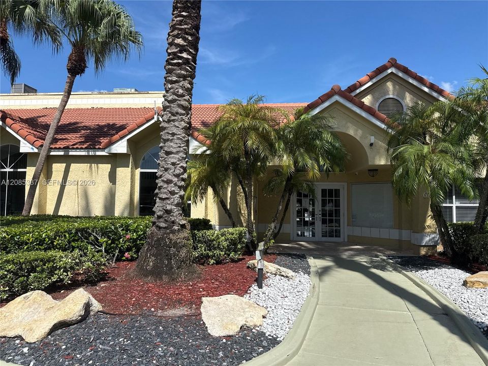 For Sale: $178,900 (1 beds, 1 baths, 743 Square Feet)