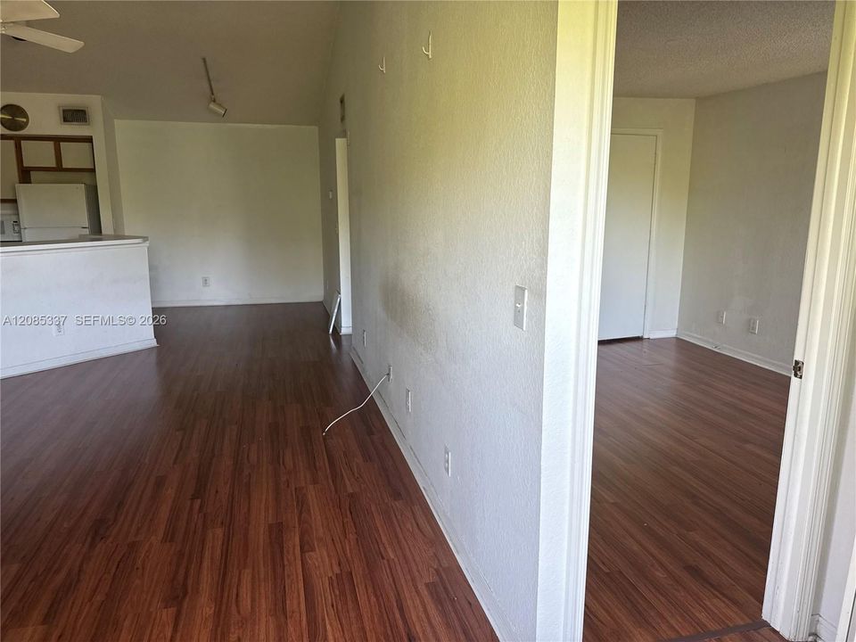 For Sale: $178,900 (1 beds, 1 baths, 743 Square Feet)