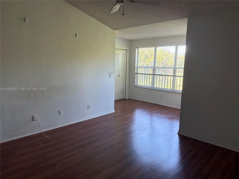 For Sale: $178,900 (1 beds, 1 baths, 743 Square Feet)