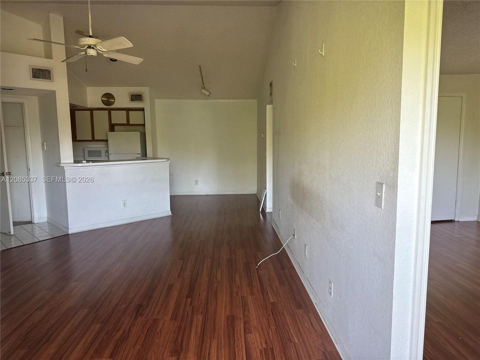 For Sale: $178,900 (1 beds, 1 baths, 743 Square Feet)