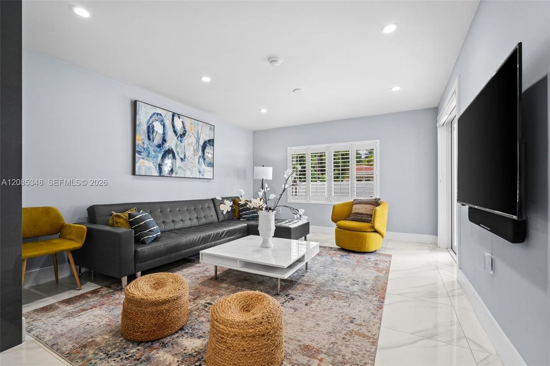 En Venta: $1,029,000 (3 camas, 2 baños, 1721 Pies cuadrados)