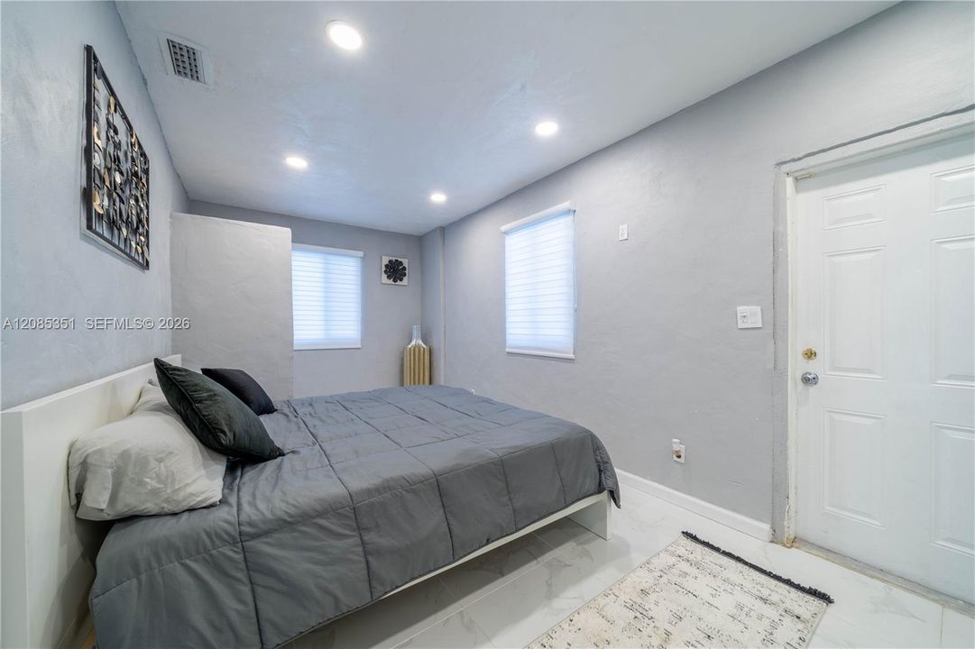 For Rent: $3,600 (3 beds, 2 baths, 990 Square Feet)