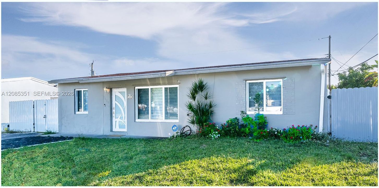 For Rent: $3,600 (3 beds, 2 baths, 990 Square Feet)