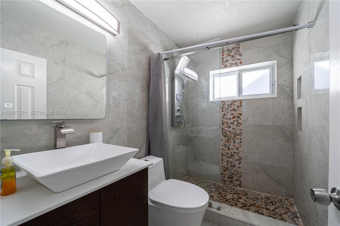 For Rent: $3,600 (3 beds, 2 baths, 990 Square Feet)