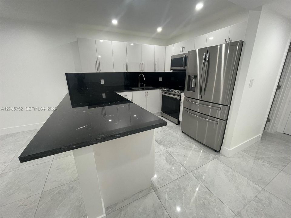 В аренду: $2,300 (2 спален, 1 ванн, 885 Квадратных фут)