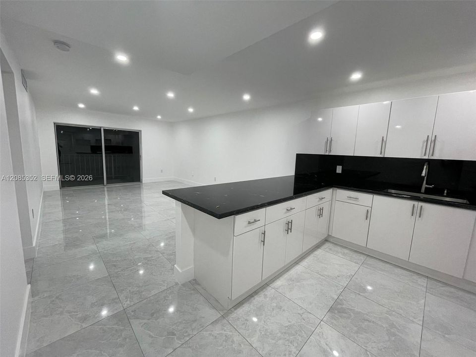 В аренду: $2,300 (2 спален, 1 ванн, 885 Квадратных фут)
