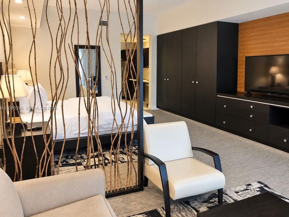 For Sale: $125,000 (1 beds, 1 baths, 705 Square Feet)