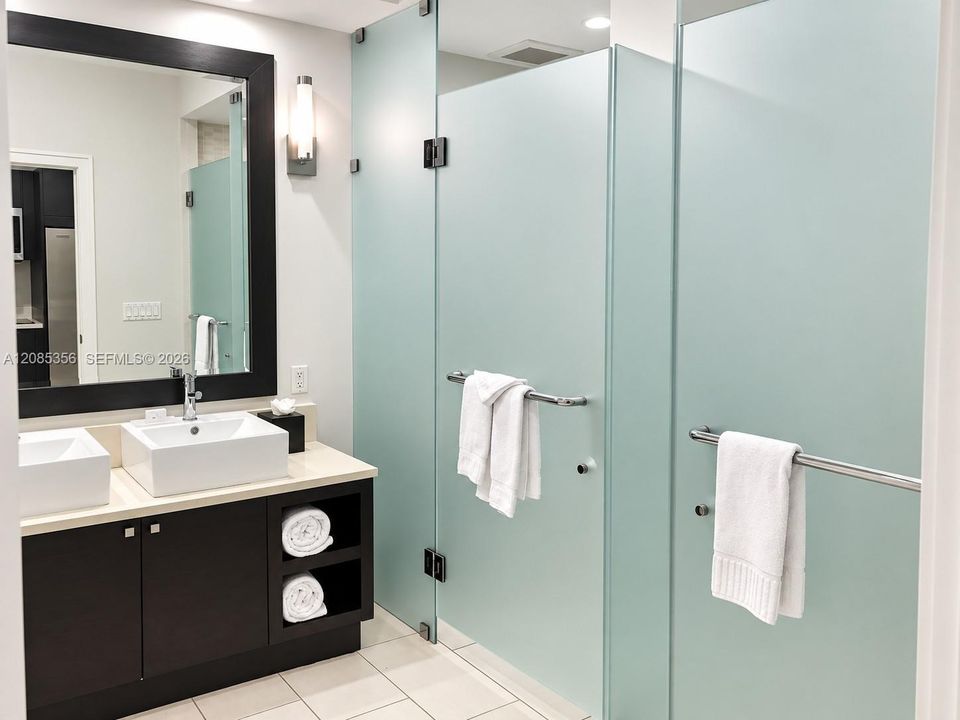 For Sale: $125,000 (1 beds, 1 baths, 705 Square Feet)