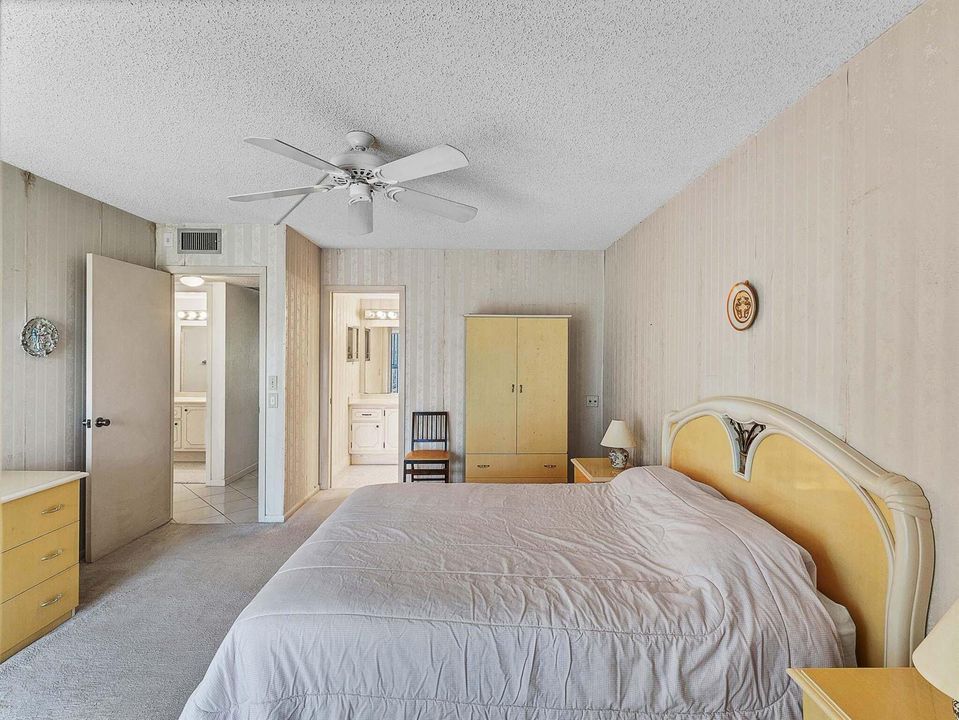15 Primary Bedroom (2)