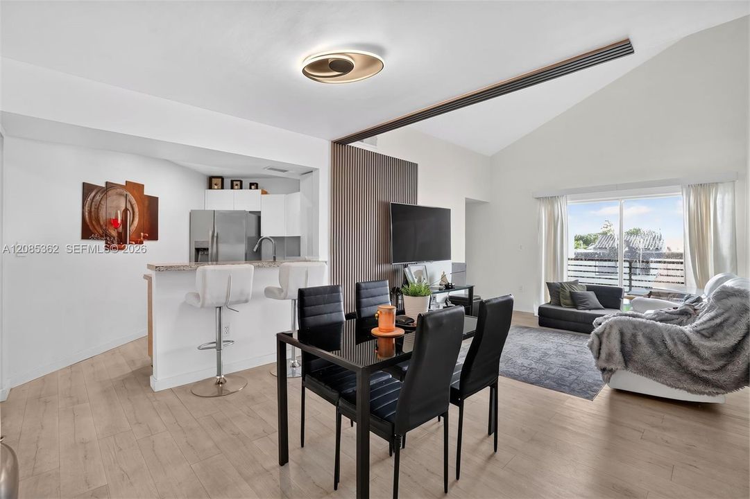 En Venta: $345,000 (2 camas, 2 baños, 1067 Pies cuadrados)