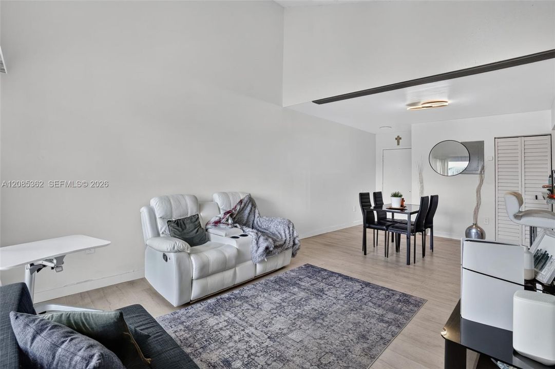 En Venta: $345,000 (2 camas, 2 baños, 1067 Pies cuadrados)