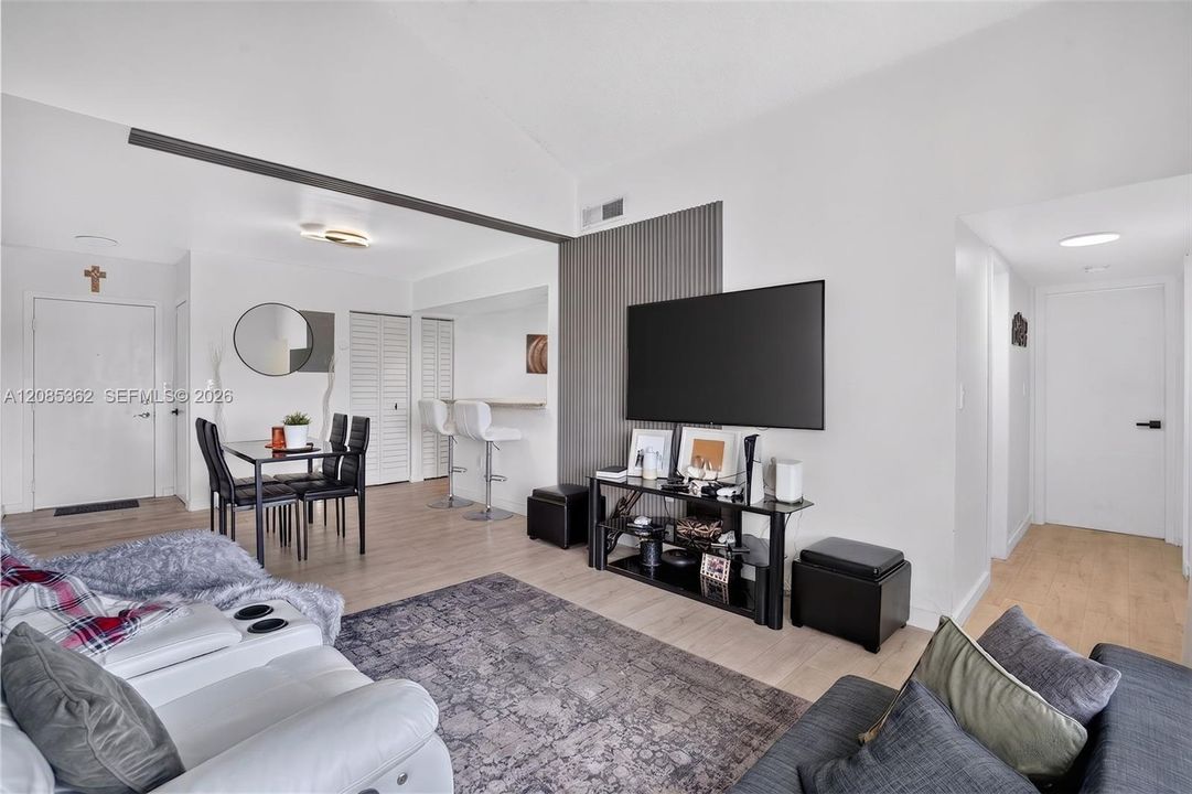En Venta: $345,000 (2 camas, 2 baños, 1067 Pies cuadrados)