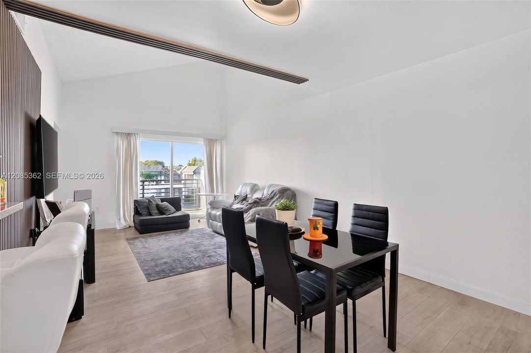 En Venta: $345,000 (2 camas, 2 baños, 1067 Pies cuadrados)