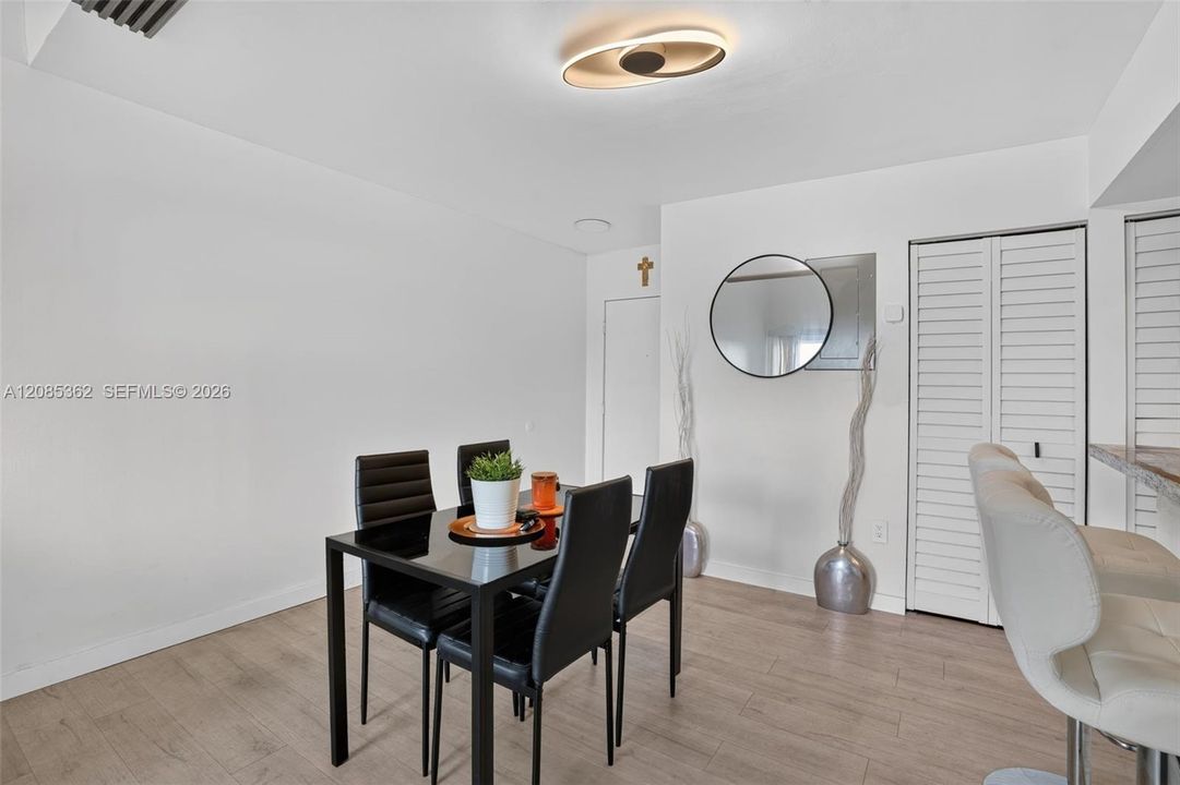 En Venta: $345,000 (2 camas, 2 baños, 1067 Pies cuadrados)